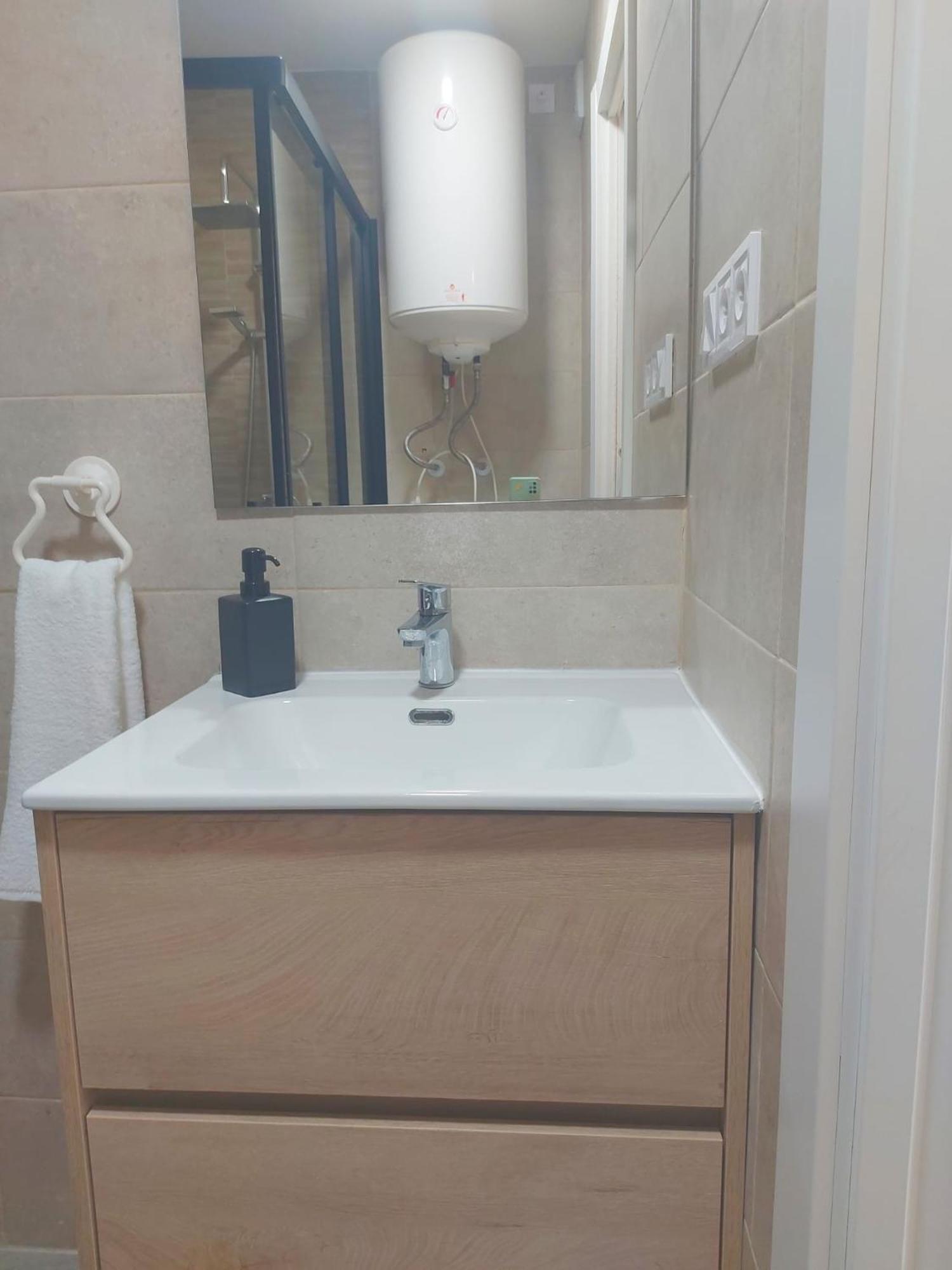 Estudio Luminoso En Puerto Marina بينالماذينا المظهر الخارجي الصورة